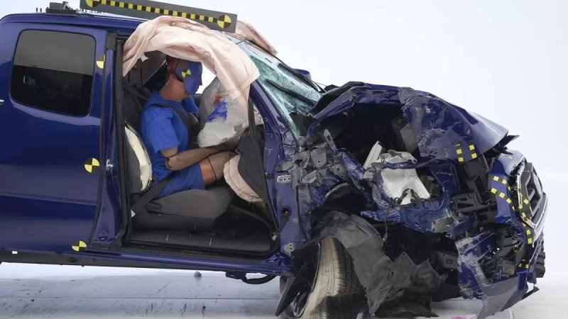 La seguridad de la Toyota Tacoma 2022 es marginal aun con las mejoras carrosexpress.com