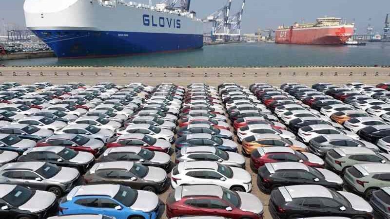 Trump impone aranceles del 25% a automóviles importados desatando tensiones globales