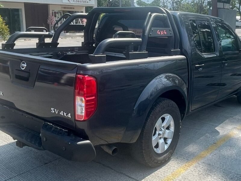 2013 Nissan Frontier 4x4 Doble Cabina-Financiamiento Disponible