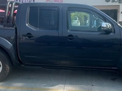 2013 Nissan Frontier 4x4 Doble Cabina-Financiamiento Disponible
