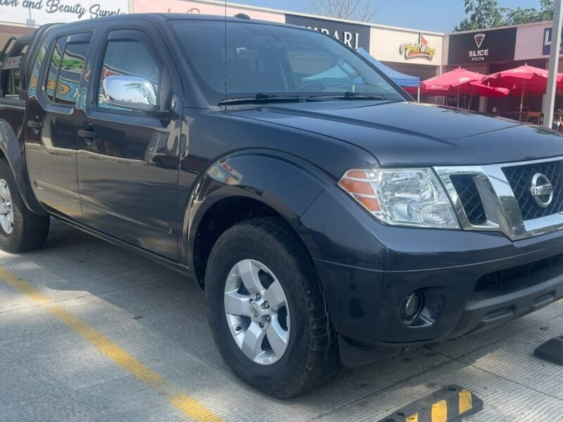 2013 Nissan Frontier 4x4 Doble Cabina-Financiamiento Disponible