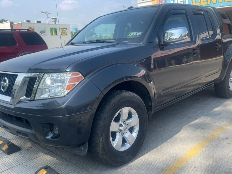 2013 Nissan Frontier 4x4 Doble Cabina-Financiamiento Disponible