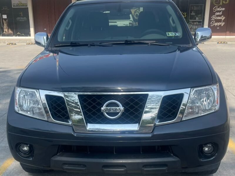 2013 Nissan Frontier 4x4 Doble Cabina-Financiamiento Disponible