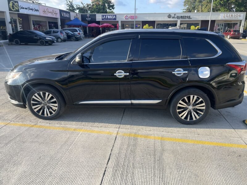 Disponible- 2020 Mitsubishi Outlander 4-Cil 4x4 3-Filas de Asientos