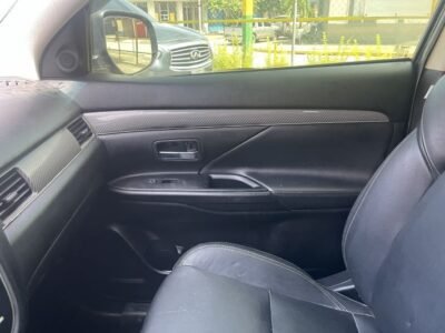 Disponible- 2020 Mitsubishi Outlander 4-Cil 4x4 3-Filas de Asientos