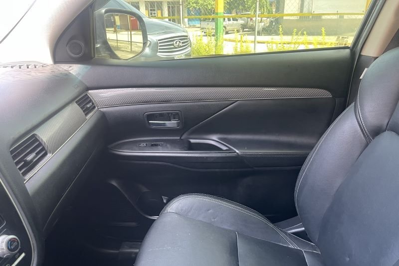 Disponible- 2020 Mitsubishi Outlander 4-Cil 4x4 3-Filas de Asientos