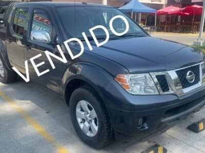 2013 Nissan Frontier 4x4 Doble Cabina-Financiamiento Disponible